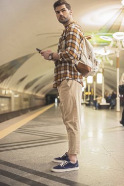 şık adam sırt çantası ve smartphone metro istasyonu 