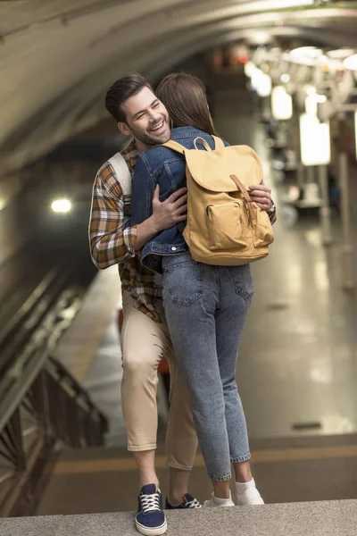 Stilvolle Männliche Touristin Mit Rucksack Umarmt Freundin Bahnhof — Stockfoto