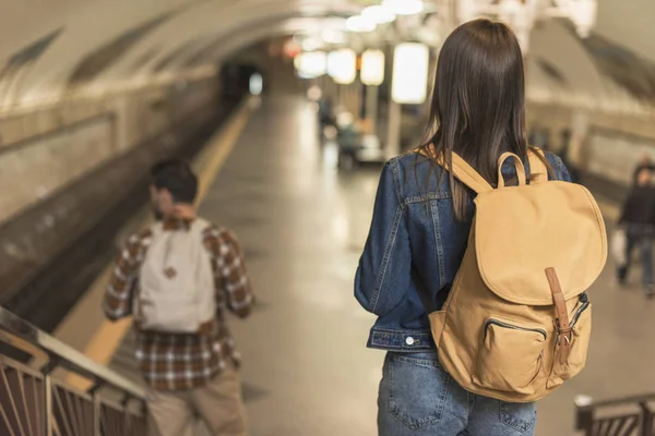 Visão Traseira Viajantes Com Mochilas Descendo Estação Metrô — Fotografia de Stock