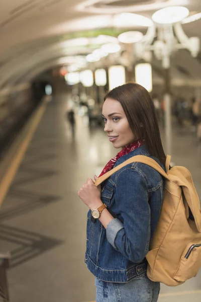 Smiling Stylish Female Tourist Backpack Subway Station — Free Stock Photo