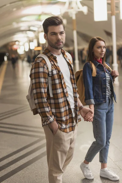 Stylish Couple Tourists Subway Station — Free Stock Photo