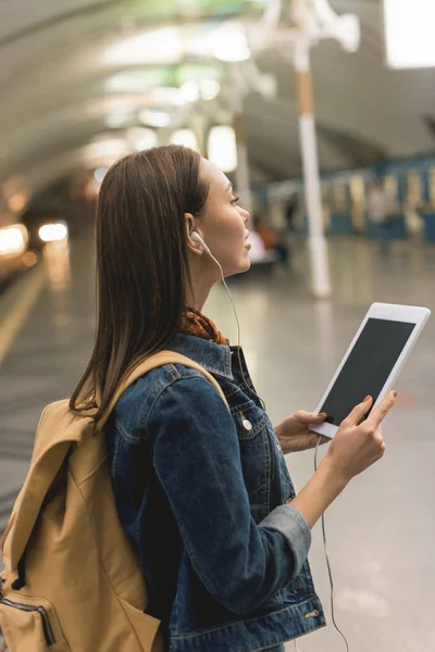 Mulher Elegante Com Fones Ouvido Tablet Digital Estação Metrô — Fotografia de Stock