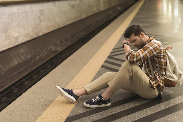 Joven Molesto Con Mochila Tarde Tren Sentado Suelo Estación Metro — Foto de Stock