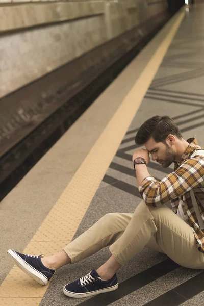 Поздний Разочарованный Мужчина Рюкзаком Сидящим Полу Станции Метро — Бесплатное стоковое фото