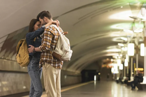 Två Eleganta Turister Omfamnar Varandra Subway Station — Stockfoto