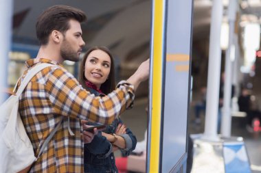 turist bilgi panosu metro istasyonunda arıyorsunuz birkaç yan görünüm 
