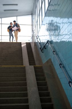 Haritaya bakıyordum sırt çantaları ile turist çiftin uzak görünümü 