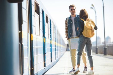 şık kadın turist gülümseyen erkek güneş gözlüğü açık metro istasyonunda konuşan sırt çantası ile dikiz
