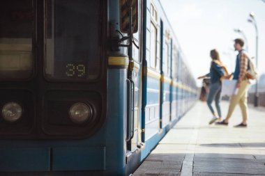 tren ve turist açık Metro İstasyonu'na birkaç portre çekim 