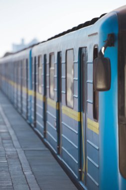 Tren açık metro istasyonunda closeup görünümü