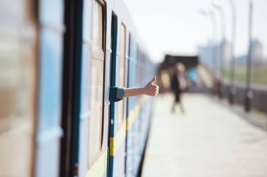 trenden bakan ve yukarı hareketi açık metro istasyonunda yapıyor kadın el kırpılmış görüntü 