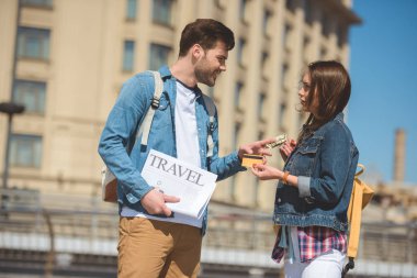 erkek turizm seyahat gazete Doları banknot kız arkadaşına veren kredi kartı ile el ile
