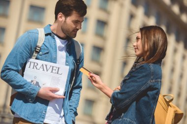 Erkek arkadaşımla seyahat gazetesi elinde kredi kartı veren şık kadın turist
