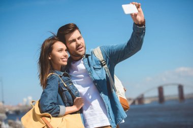 selfie smartphone alarak genç şık turist 