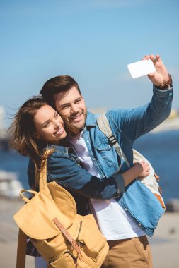 gülümseyen şık çift selfie smartphone alarak turist 