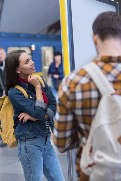 Sırt Çantası Metro Stasyonu Bilgi Tahtaya Bakarak Onun Kız Arkadaşı — Ücretsiz Stok Fotoğraf