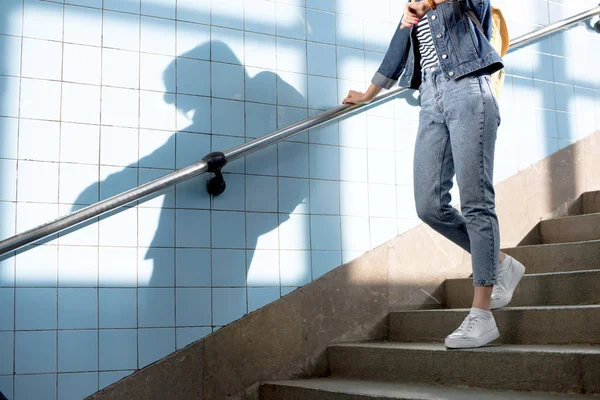 Bijgesneden Schot Van Vrouwelijke Reiziger Met Rugzak Gaan Naar Beneden — Stockfoto