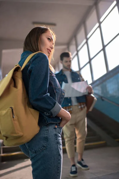 Young Female Traveler Backpack Boyfriend Looking Map — Stock Photo, Image