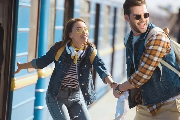 Elegante Viajero Femenino Llamando Novio Entrar Tren Estación Metro Aire — Foto de Stock