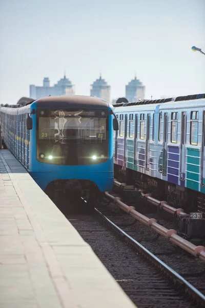 Vonatok Épületek Háttérben Szabadtéri Metró Állomáson — ingyenes stock fotók