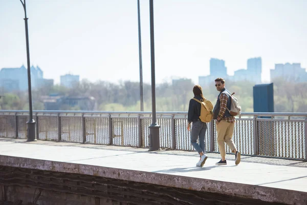 Distant View Couple Stylish Tourists Backpacks Going Outdoor Subway Station — Free Stock Photo
