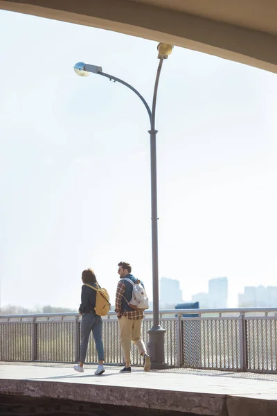 Rear View Couple Tourists Going Outdoor Subway Station — Free Stock Photo