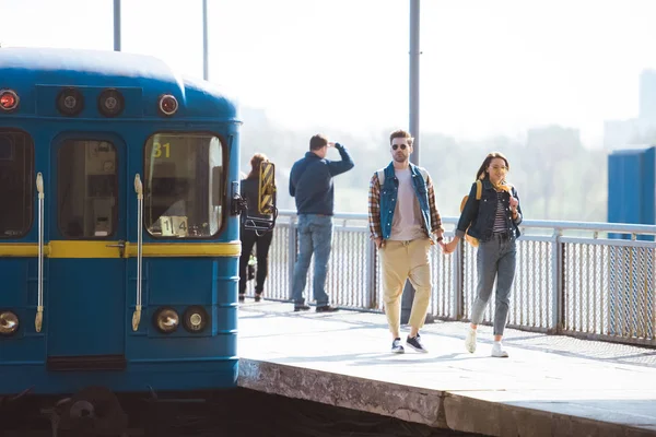 Stylish Couple Tourists Going Outdoor Subway Station — Free Stock Photo