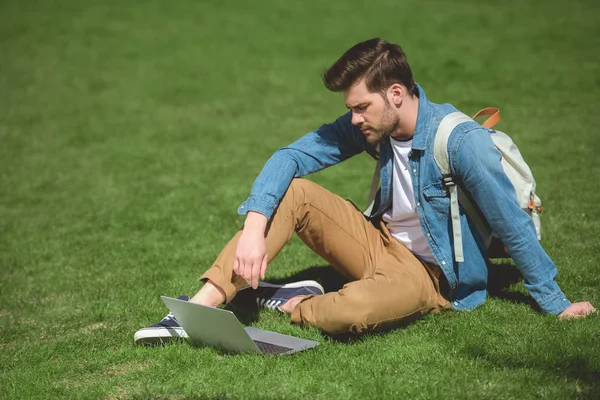 Молодий Чоловік Сидить Траві Ноутбуком — Безкоштовне стокове фото