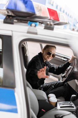 kadın polis devriye arabasında oturan gülümseyen