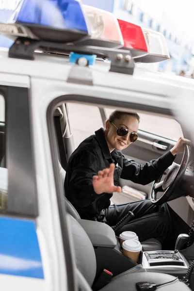 Sorridente Policial Feminino Sentado Carro Patrulha — Fotografia de Stock