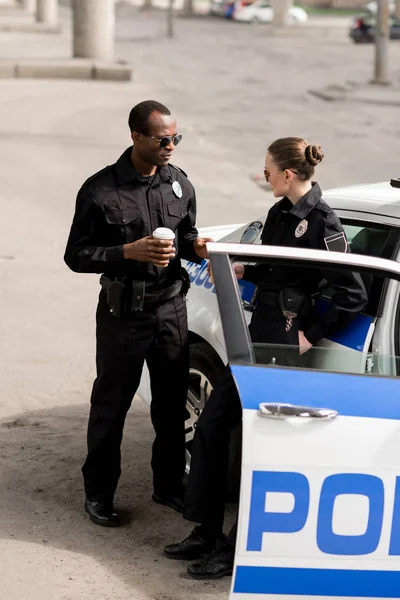 Hoge Hoekmening Van Politieagenten Drinken Koffie Buurt Van Politie Auto — Stockfoto