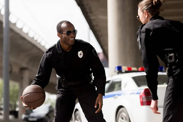 Young Police Officers Playing Basketball Car — Free Stock Photo