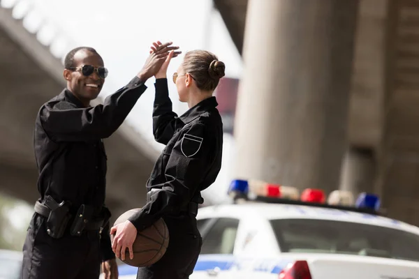 Oficiales Policía Feliz Con Pelota Baloncesto Dando Cinco Altos —  Fotos de Stock