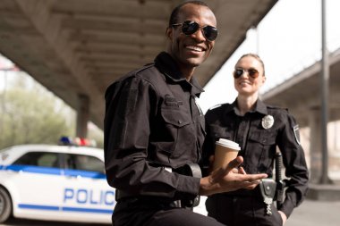 mutlu genç polis memuru kahve molası