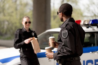 Genç polis memuru ile kahve öğle yemeği molası sonraki ot araç olması ile git ve kağıt çanta