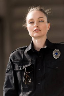 çekici kadın polis memuru üniforma kameraya bakarak