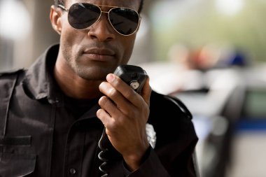 Afro-Amerikan polis memuru tarafından telsiz radyo konuşurken yakın çekim portre ayarla