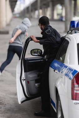 Arabadan ve hırsız kovalama Afro-Amerikan Polis