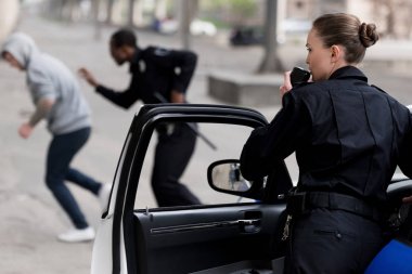 kadın polis eşi hırsız kovalama sırasında ayarla radyo tarafından söz