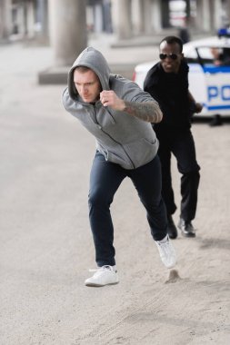 Afro-Amerikan polis çalışan genç cüppeli hırsız