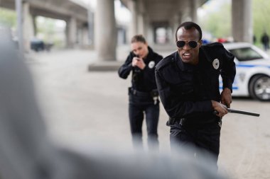 hırsız için çalışan çok ırklı polis memuru