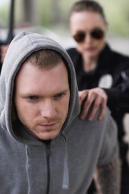 yakın çekim kukuletalı hırsız polis yakalamak omuz vurdu