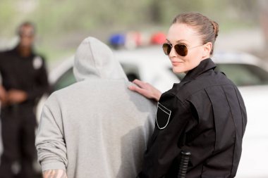 güneş gözlüklü kadın polis tutuklandı suçluyla gülümseyen 