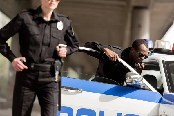 Giovani Agenti Polizia Piedi Vicino Auto — Foto Stock