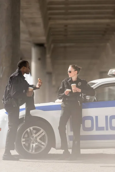 Police Officers Coffee Doughnuts Standing Next Car Bridge — Stock Photo, Image