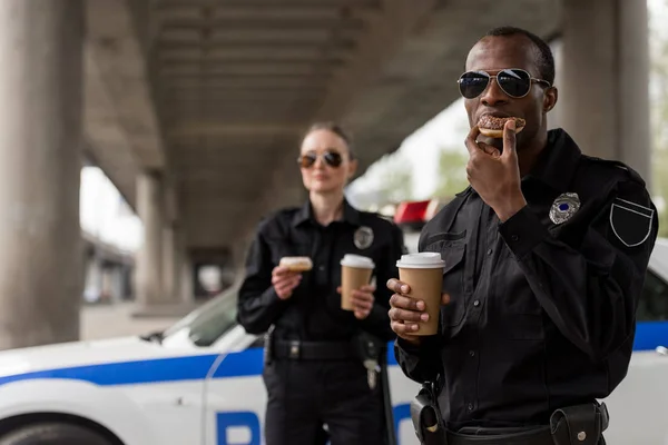 Mladí Policisté Coffee Break Koblihy Před Policejní Auto — Stock fotografie
