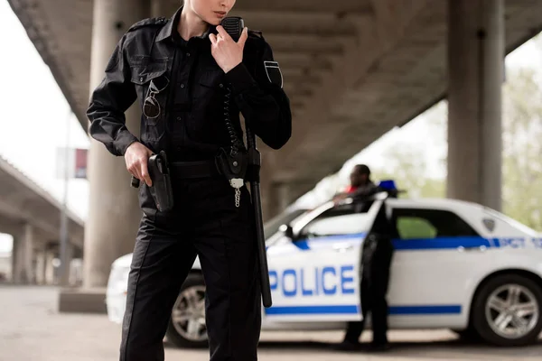 Cropped Shot Policewoman Using Walkie Talkie Blurred Partner Car Background — Stock Photo, Image