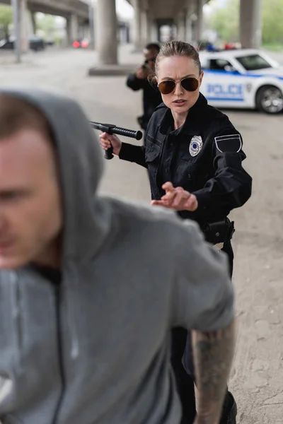 Police Officers Chasing Hooded Thief Running Foreground — Stock Photo, Image