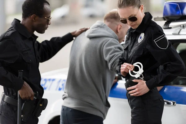 Policiais Prendendo Bandido Masculino Perto Carro — Fotografia de Stock