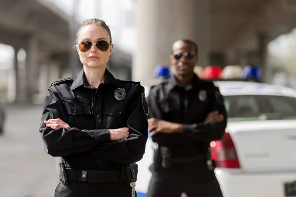 Agenti Polizia Con Braccia Incrociate Che Guardano Telecamera Davanti All Fotografia Stock